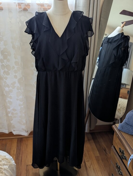 Maison Tara Dresses & Skirts - Maison Tara Women's Size 16W Black Ruffle V-Neck Hi-Low Bottom Hem Midi Dress